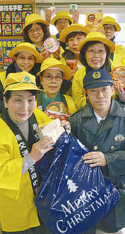 カップ麺を渡す上田会長（手前左）ら