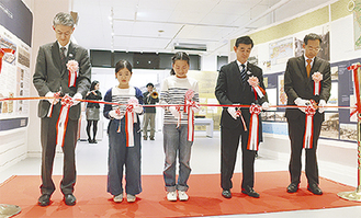 テープカットを行う左から加賀局長、石津さん、原さん、小林正幸磯子区長、山崎理事長