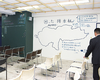 文字を書ける黒板が壁に備えられているアーバンデザインセンター