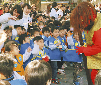 日枝神社で鬼に豆を投げる幼稚園児