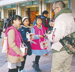 募金を呼びかける横浜英和の児童