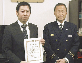 表彰状を受け取る井土さん（左、右は林久人中消防署長）（消防署提供）