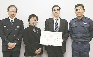 感謝状を手にするリチャードさん（中央右）と川井さん（同左）。左は太田署長、右は勝山明彦警防第二課長