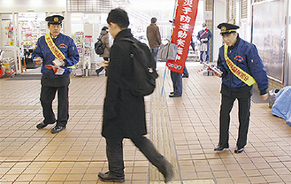 京急弘明寺駅で火災予防を広報する消防署員