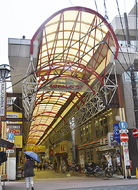 観音様が見守る弘明寺商店街