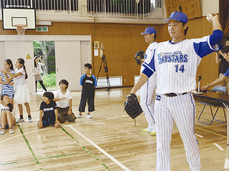 児童の前でキャッチボールする石田投手（手前）と井納投手