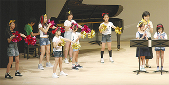 ダンスとリコーダー演奏を披露する永田台小の児童