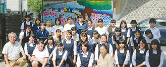 美術部の生徒と教諭（同校提供）