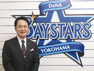 岡村信悟代表取締役社長東京都出身。郵政省（当時）、総務省を経て2016年4月に（株）横浜スタジアムの社長に就任。同年10月からは（株）横浜ＤｅＮＡベイスターズの社長を兼任。