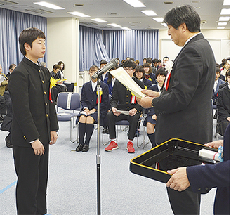 淺木会長（右）から表彰状を受け取る受賞者