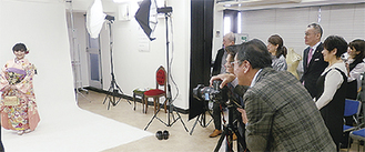 組合員らが見守る中、撮影が行われた（2月20日、中区の県美容組合研修スタジオ）