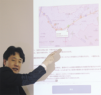 スマートフォンの画面で地図上に表示される受信ポイントについて説明するＡＬＳＯＫの担当者
