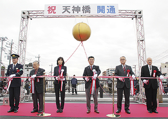 テープカットで完成を祝う関係者