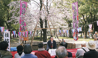 桜の前で話す桂枝太郎さん