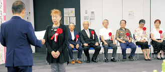 表彰される青木さん（左から２人目）ら受賞者
