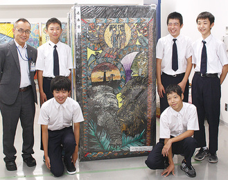 区長賞の絵どうろうを作った平楽中学校美術部の生徒と大木節裕区長（左）