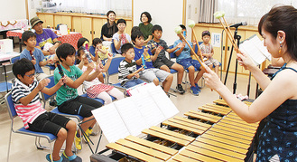 楽器を演奏する子どもたち