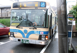停留所と横断歩道がほぼ隣接する大岡住宅前に停車するバス