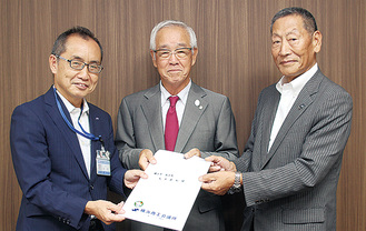 大木区長（左）に要望書を手渡す笠原支部長（中央）と斎藤副支部長