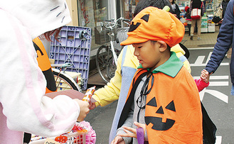 弘明寺商店街で菓子をもらう子ども（過去の様子）