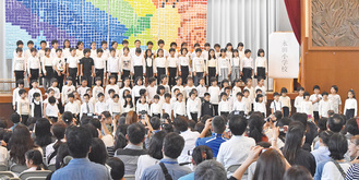 合唱を披露する児童