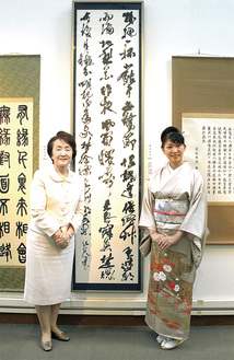 粟津さん（右）の作品と鑑賞に訪れた林市長