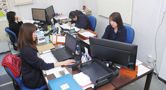 総務部で勤務する森さん（手前左）と須藤さん（同右）