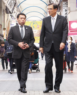 弘明寺商店街で長谷川会長（左）と