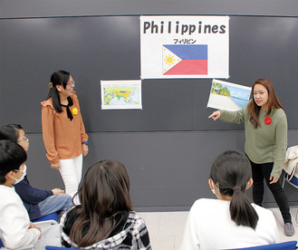 児童に母国の話をするフィリピン人講師