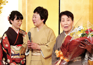 家族とともに笑顔を見せる上田さん（右）