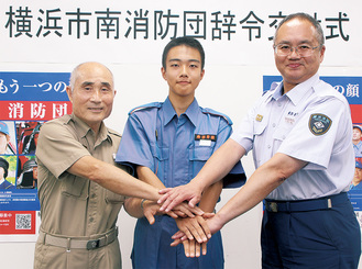 南消防団初の高校生団員となった笠原さん（中央）と涌井団長（左）、小出署長（右）