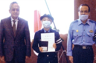 委嘱状を受け取った柊谷さん（中央）と置田会長（左）、田中南警察署長