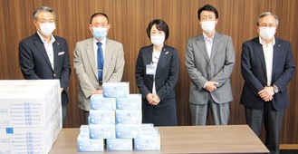 松山区長（中央）へマスクを渡した鈴木さん（左から２人目）ら