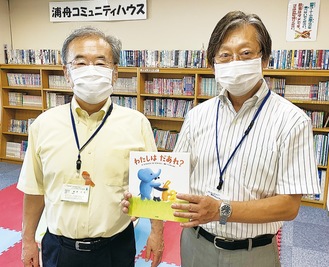 図書コーナーを紹介する桃井館長（左）と吉田副館長