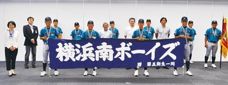 松山区長（前列左）と選手ら。コロナ対策で距離を取った