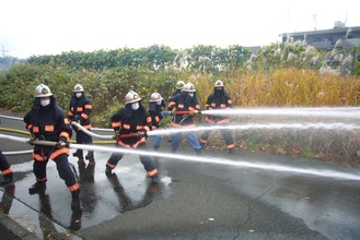 一斉放水する消防団員ら