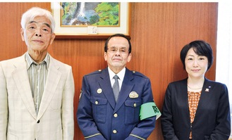 左から南防犯協会の岩田会長、南警察署の田中武志署長、松山弘子南区長