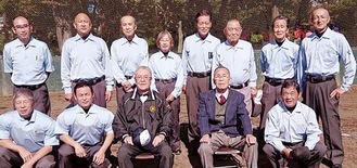 南区野球協会の理事長を務める石井さん（後列左から４人目）