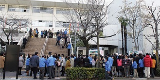 地震で職員らが外へ避難した当時の区庁舎（2011年3月11日午後3時ごろ）
