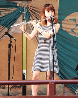 ２０１７年の神社フェスでフルートを演奏する小川さん