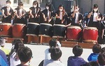和太鼓を演奏する児童（奥）