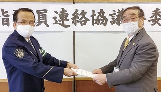 田中署長（左）から委嘱状を受け取る小野会長
