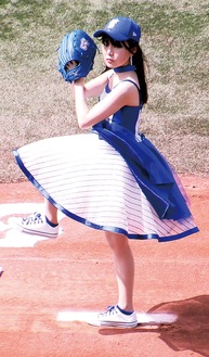 フレアが開発したドレスを着て始球式に挑む太田あかりさん