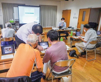 太田地区社協の体験・講習会で職員から説明を受ける参加者