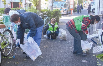 鎌倉街道沿いを清掃する蒔田地区の住民