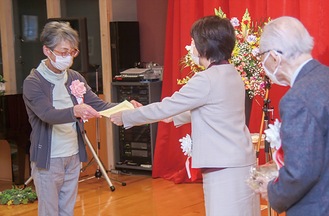 松山区長（中央）から賞状を受け取る大滝さん（右は大津会長）