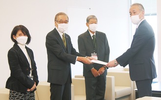 平原副市長（右）に要望書を手渡す齊藤氏らフォーラムの関係者