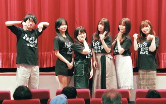 映画上映後、ファンの前であいさつした門田さん（左）とポニカロードの５人