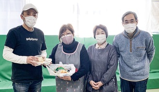 食事を提供する松野さん（左）とメンバー