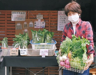 新鮮野菜を持つ相馬さん